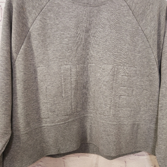Nike Versa Crew Embossed Cropped Sweatshirt Activewear Oversized Loungewear Gym - Picture 5 of 13